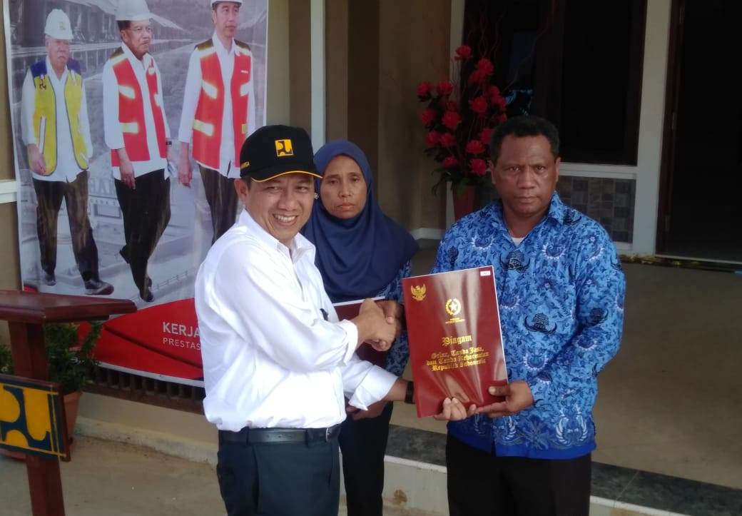 Yosep Murni Denpi saat menerima penghargaan Satya Lencana Karya Bakti 20 Tahun. (Foto: Endra/ngopibareng.id)