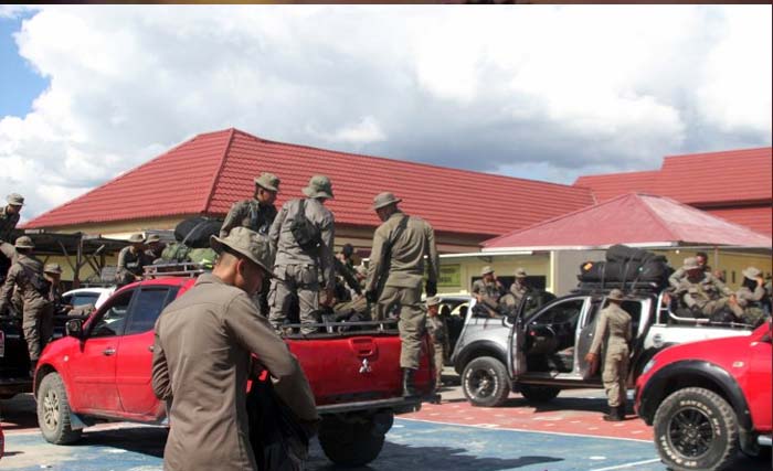Pasukan Brimob dari Timika tiba di Wamena, Selasa kemarin. (Foto:Iwan Adisaputra/Antara)
