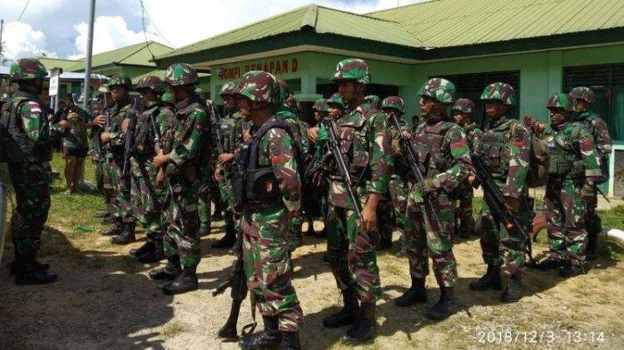 Sejumlah personel TNI disiapkan untuk mengevakuasi korban penembakan oleh kelompok kriminal separatis bersenjata (KKSB) di Nduga, Papua. (Foto: Dok TNI)