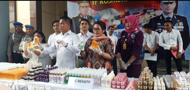 Jajaran Polda Jatim ungkap kasus produk kosmetik ilegal. Foto Roesdan/ ngopibareng.id