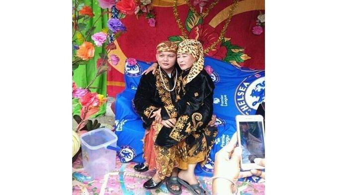 Pasangan Eko Pan Budi dan nenek Siti Fatimah. 