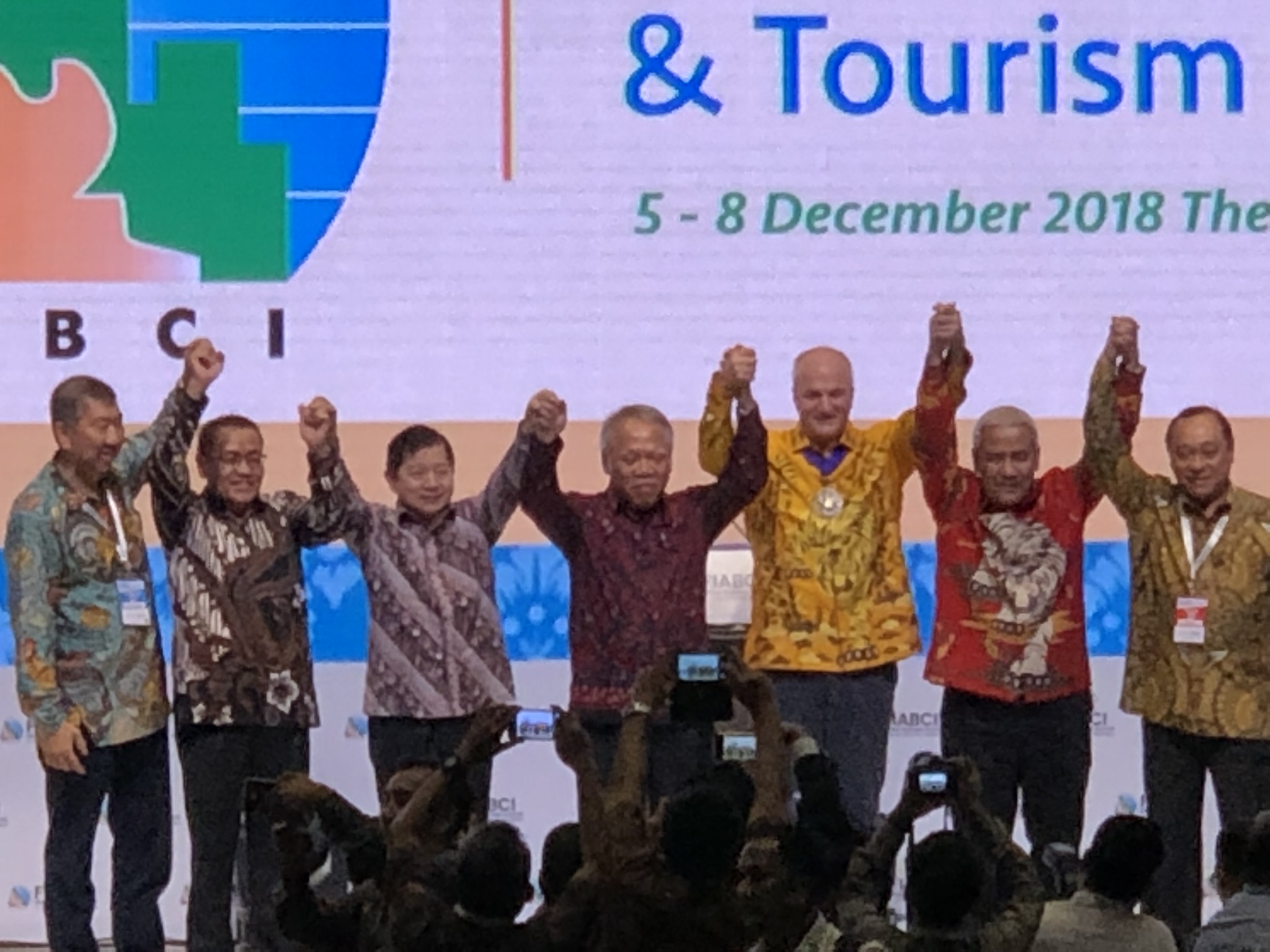 Menteri Basuki, Watimpres Suharso Monoarfa, Presiden FIABCI Global Assen Makedonov, dan Ketum DPP REI Soelaeman Soemawinata dalam pembukaaan FIABCI Global Summit di The Westin Hotel, Nusa Dua, Bali. (Foto ngopibareng.id)