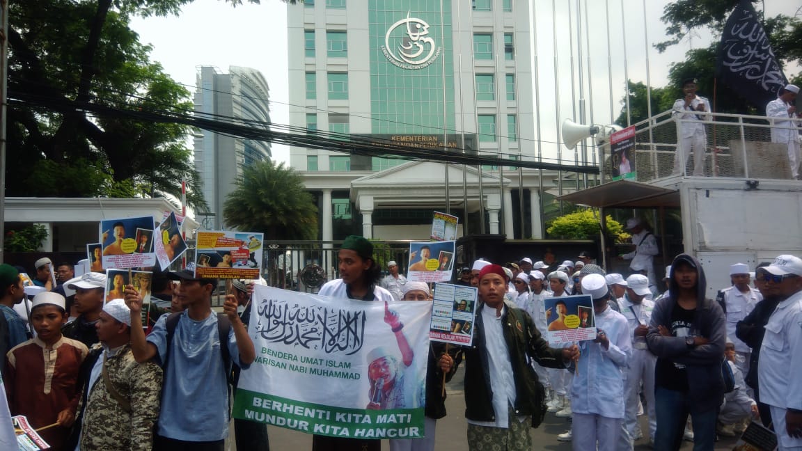 Ratusan pendukung Habib Bahar bin Smith saat ini sedang melakukan aksi di depan Kantor Bareskrim Polri, Gambir, Jakarta Pusat. Mereka ingin memberikan dukungan moral untuk Habib Bahar. (Foto: Asmanu: ngopibareng.id)