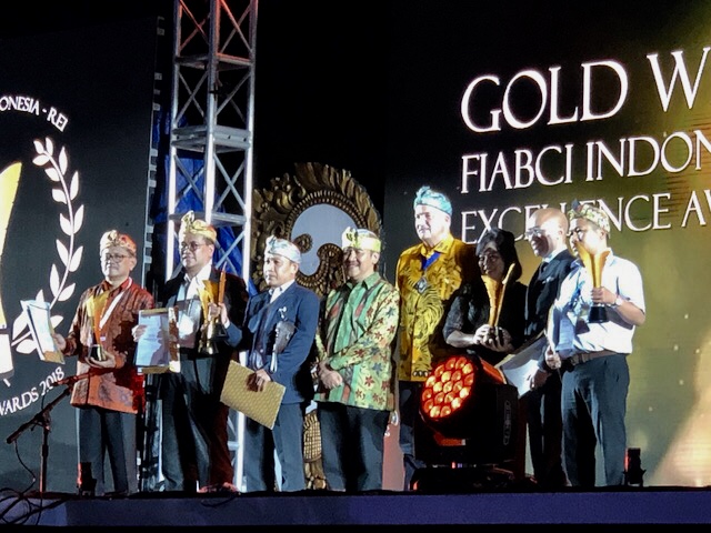 President FIABCI Assen Makedonov dan Ketum DPP REI diantara Gold Winner FIABCI-REI Excelence Awards 2018. (Foto2 ngopibareng.id)
