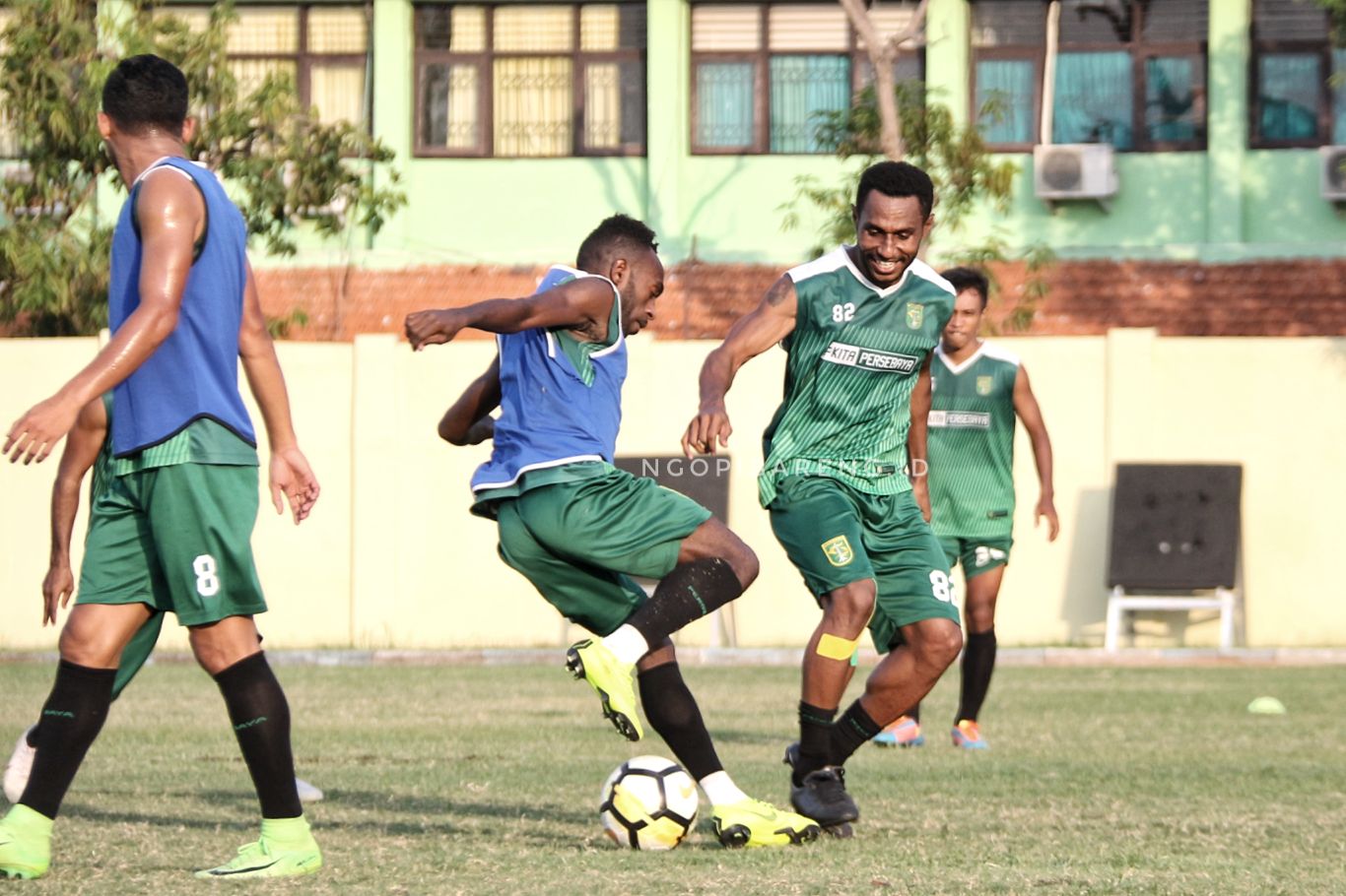 Pemain Persebaya, Ricky Kayame saat berebut bola dengan Izaac Wanggai. (foto: Haris/ngopibareng)