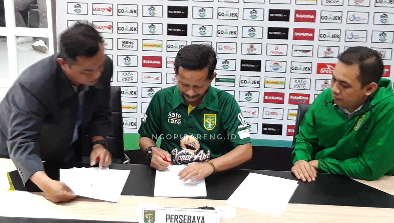 Pelatih Persebaya, Djajang Nurdjaman saat melakukan tanda tangan kontrak baru. (foto: Ngopibareng)