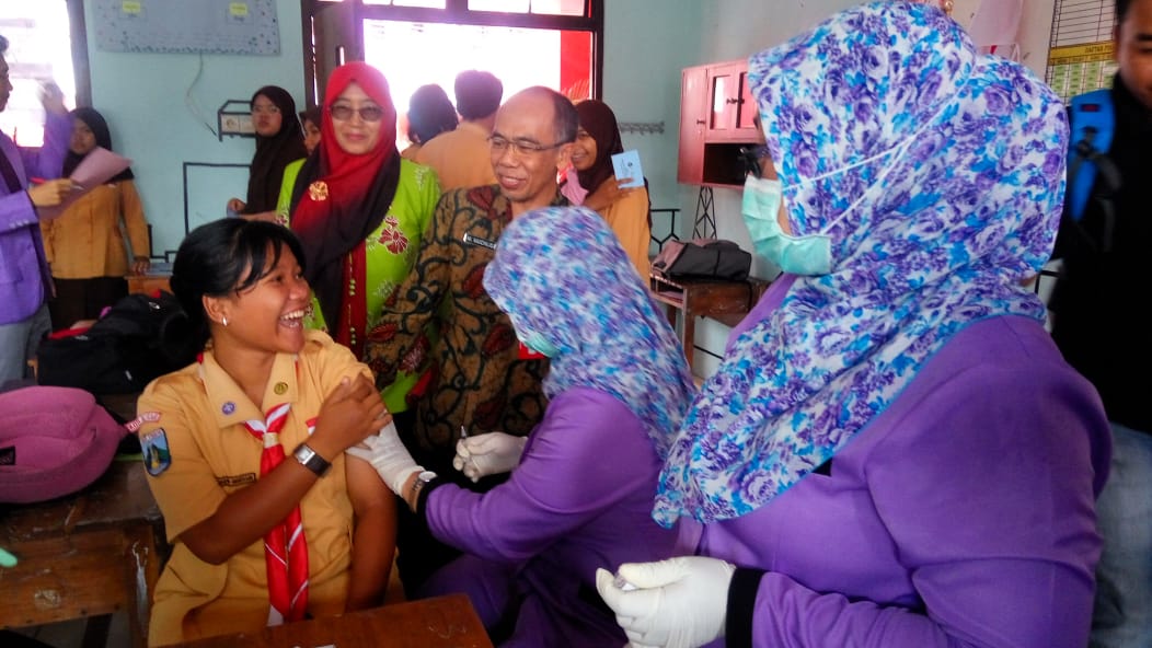 Para pelajar di Probolinggo sedang menjalani imunisasi di sekolahnya. (Foto: Ikhsan/ngopibareng.id)