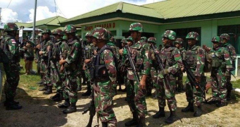 Sejumlah personel TNI disiapkan untuk mengevakuasi korban penembakan oleh kelompok kriminal separatis bersenjata (KKSB) di Nduga, Papua. (Foto: Dokumen TNI)