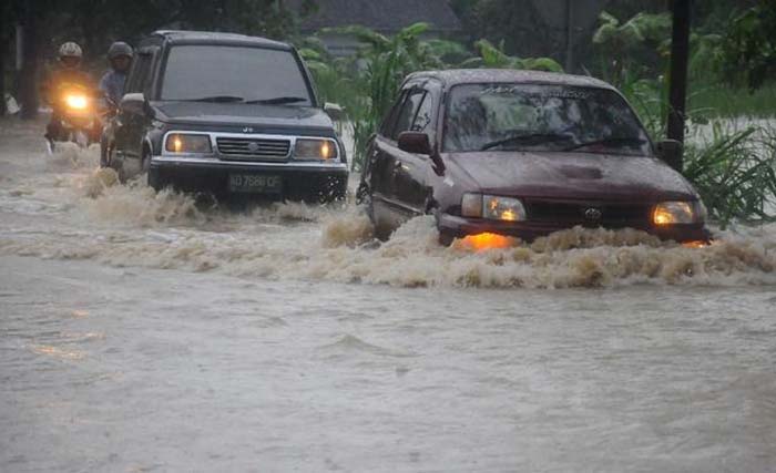 Ilustrasi mobil melewati genangan air usai hujan. (Foto:Dok.Ngobar)
