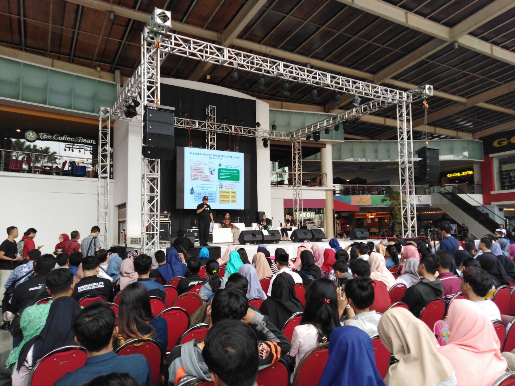 Menteri Basuki menghadiri MeFest, di Sutos Surabaya, Sabtu, 8 Desember 2018. (Foto: Farid/ngopibareng.id) 