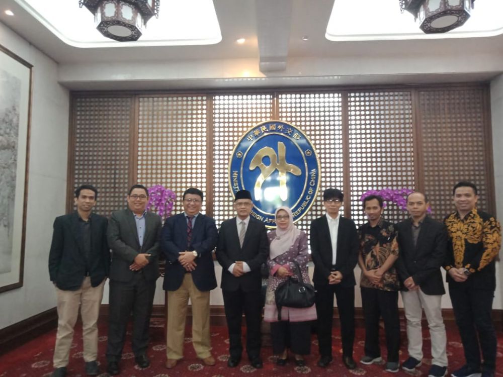 KERJA SAMA: Ketua Umum Pimpinan Pusat Muhammadiyah, Haedar Nashir bersama rombongan ketika berkunjung ke Taiwan. (Foto: md for ngopibaren.id)