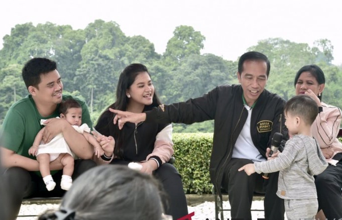 Presiden Jokowi bersama istri, anak, menantu dan cucu di Istana Bogor (8/12). Foto: biro pers istana