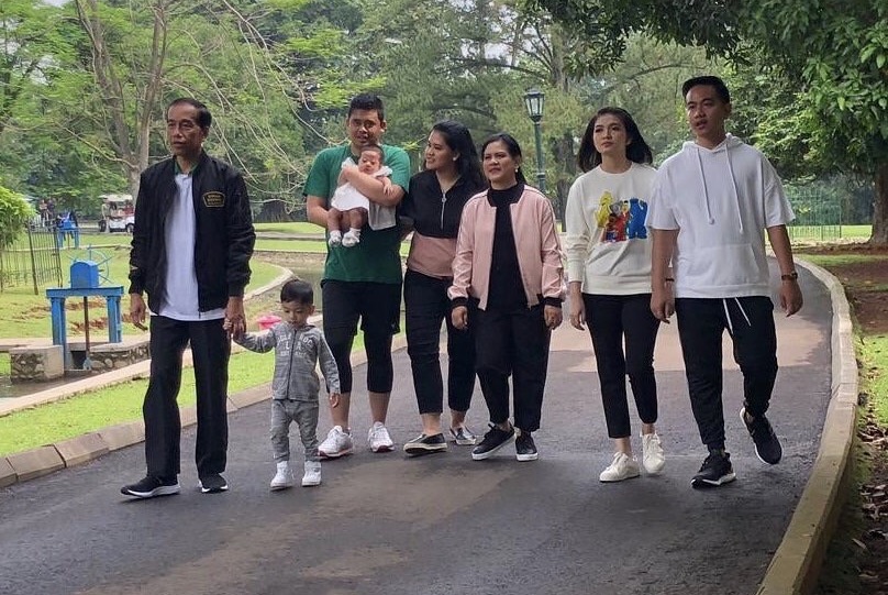 Presiden Joko Widodo mengajak anak, menantu, dan cucunya untuk berkumpul dan bersantai di Istana Kepresidenan Bogor menghabiskan akhir pekan yang bersama-sama. Foto: Twitter 