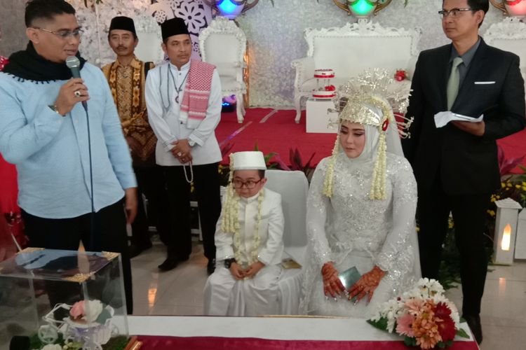 Pasangan Muhammad Firdaus alias Daus Mini dan istri ketiganya, Selviana Hana Wijaya.