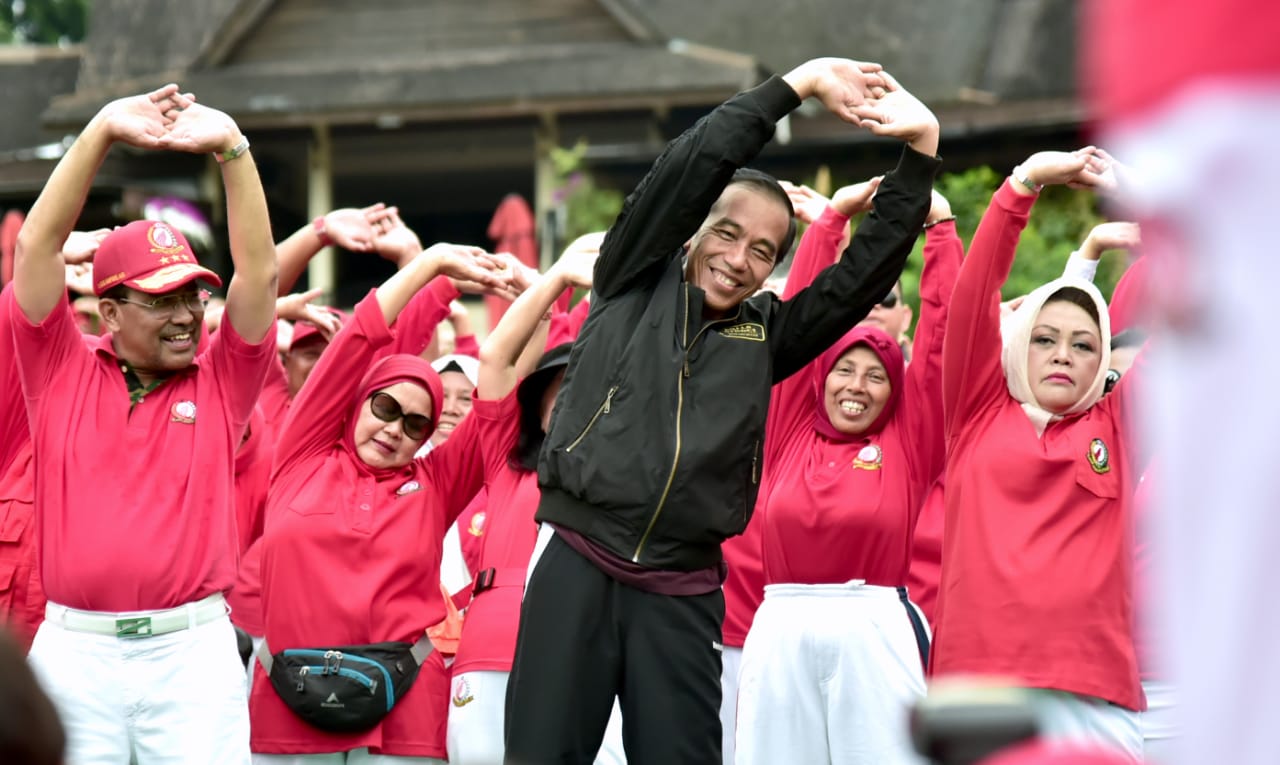 Presiden Jokowi iku bersenam pada Hari Ulang Tahun ke 33 Senam Tera Indonesia. (Foto: Asmanu/ngopibareng.id)