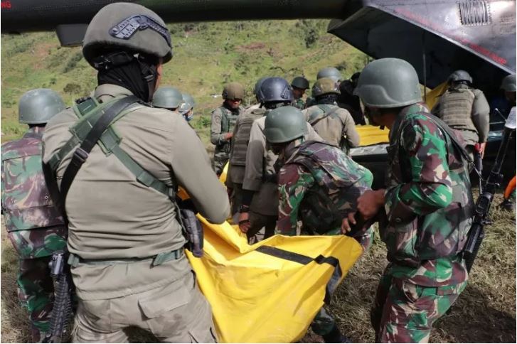 Tim gabungan TNI/Polri mengevakuasi jenazah korban penembakan Kelompok Kriminal Separatis Bersenjata (KKSB) di kawasan Gunung Tabo Distrik Yall, Nduga. (Foto: Dok TNI)