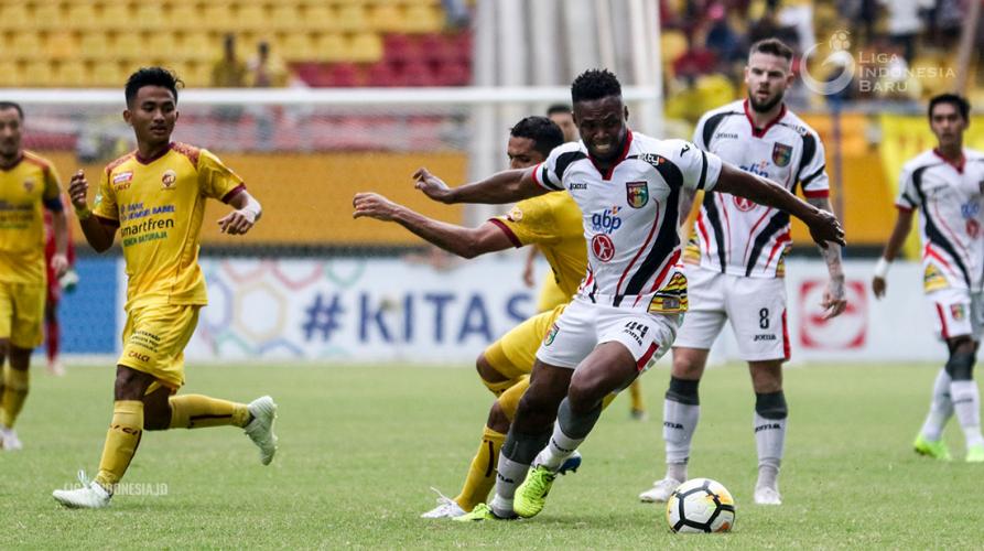 Mitra Kukar saat berhadapan dengan Sriwijaya FC. (foto: PT LIB)