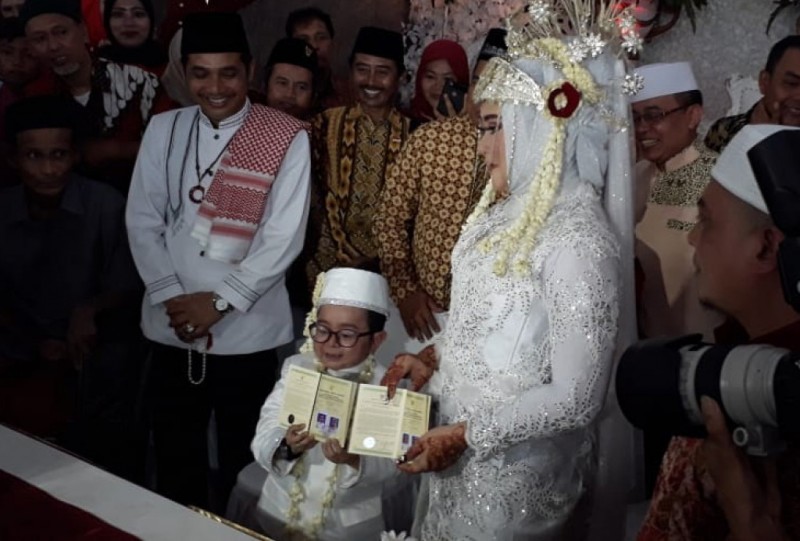 Pasangan Muhammad Firdaus alias Daus Mini dan istri ketiganya, Selviana Hana Wijaya.