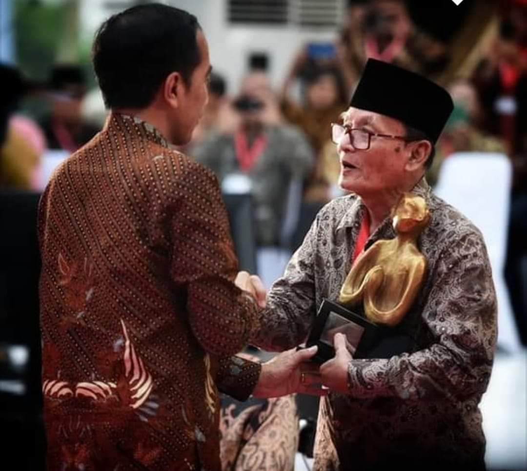 PENGHARGAAN: Presiden Jokowi menyerahkan penghargaan kepada sastrawan KH Zawawi Imron. (Foto: dzi for ngopibareng.id)