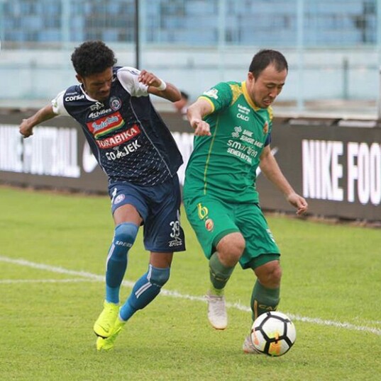 Pemain Arema berduel dengan pemain Sriwijaya. (Foto: Arema FC)