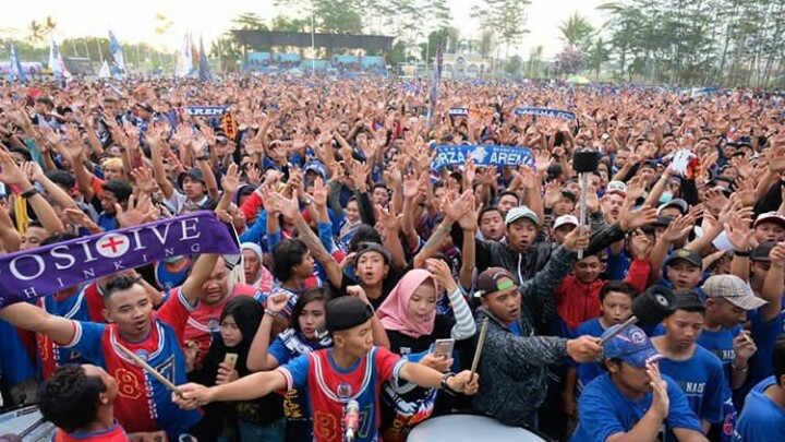 Aremania saat memberikan dukungan di luar Stadion Kanjuruhan, Malang. (Foto: Arema FC)