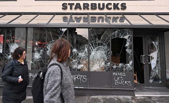 Gerai Starbucks dirusak pendemo Rompi Kuning di paris, hari Minggu kemarin. (Foto:AA Photo)