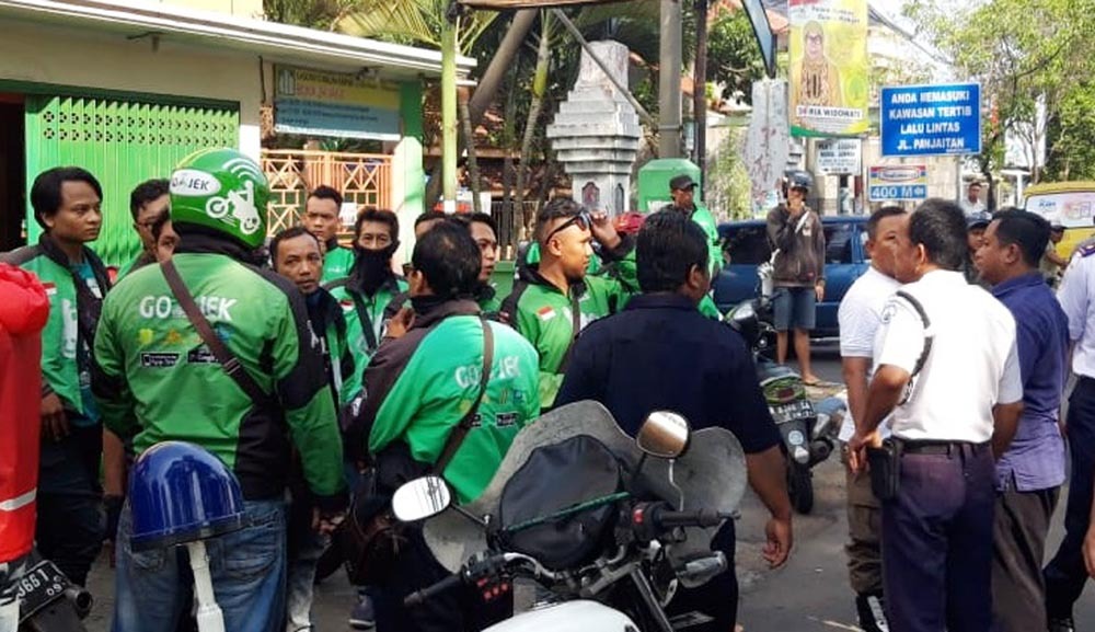 Sopir angkot dan driver Ojol saat “gegeran” karena berebut penumpang di Jalan Pandjaitan, Kota Probolinggo. Foto: Ikhsan/Ngopibareng.id