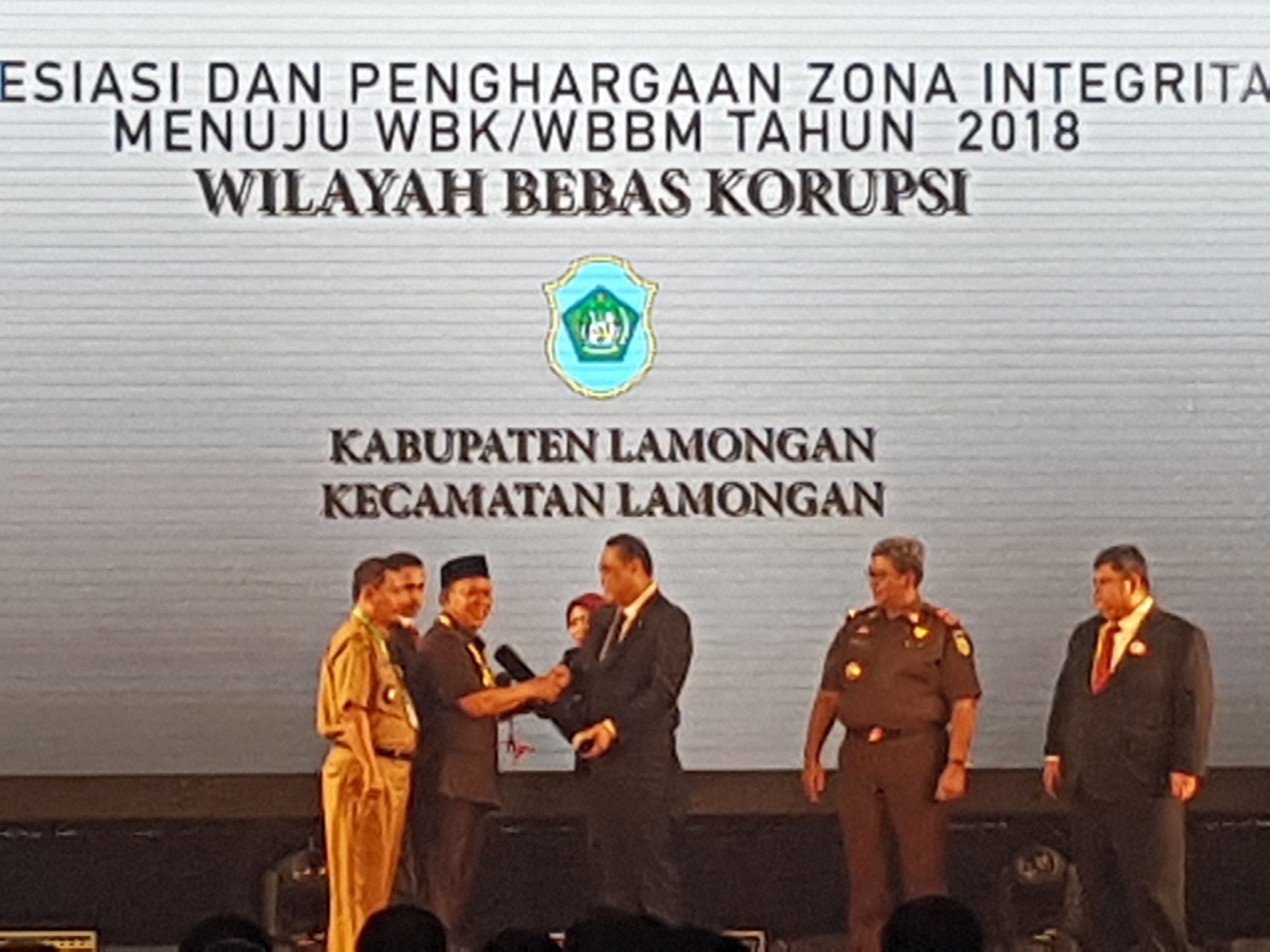 Bupati Lamongan saat menerima penghargaan zona integritas (Foto: Istimewa/ngopibareng.id)