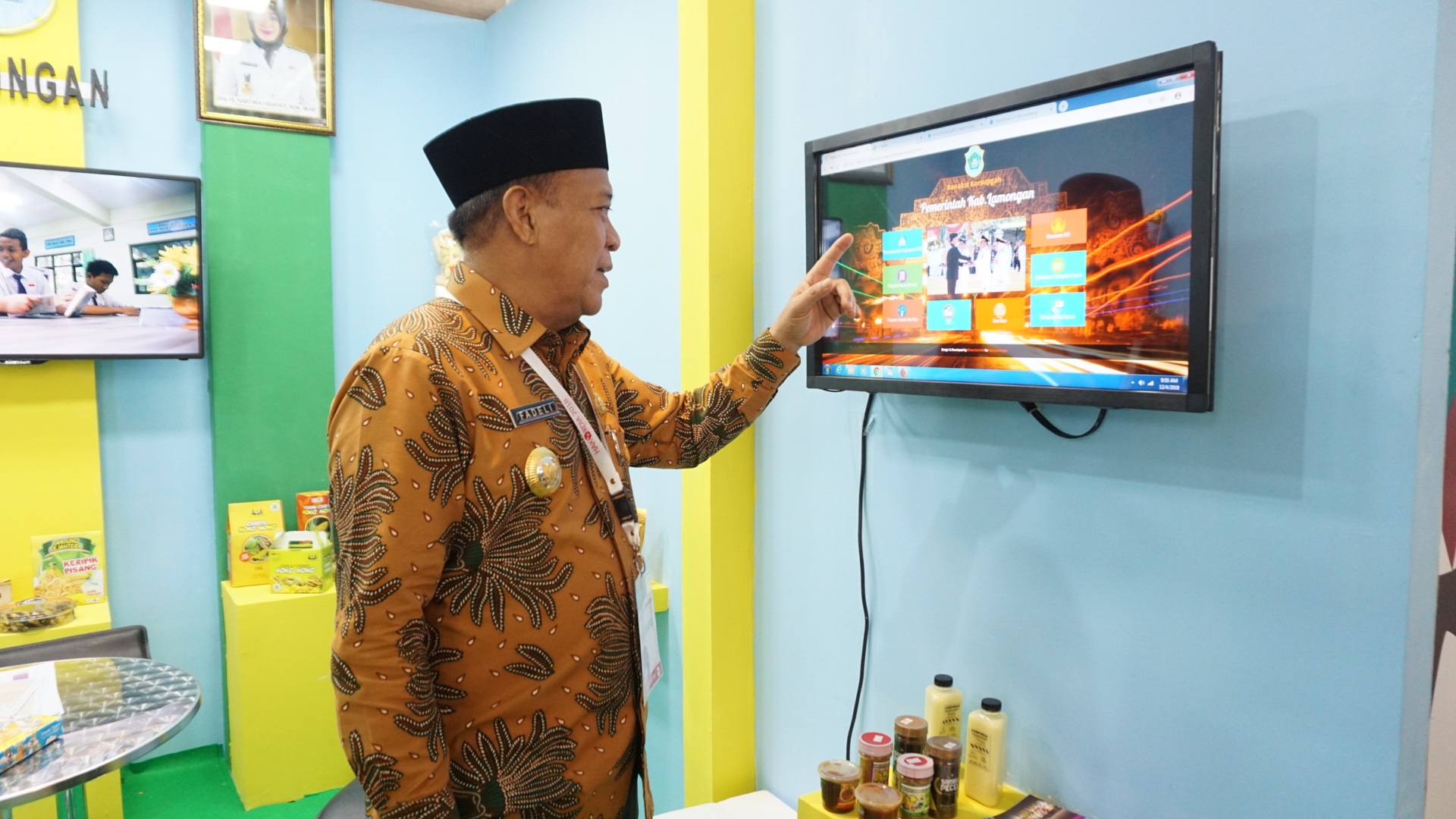 Bupati Fadeli saat menunjukkan booth Pemkab Lamongan (Foto: Totok/ngopibareng.id)