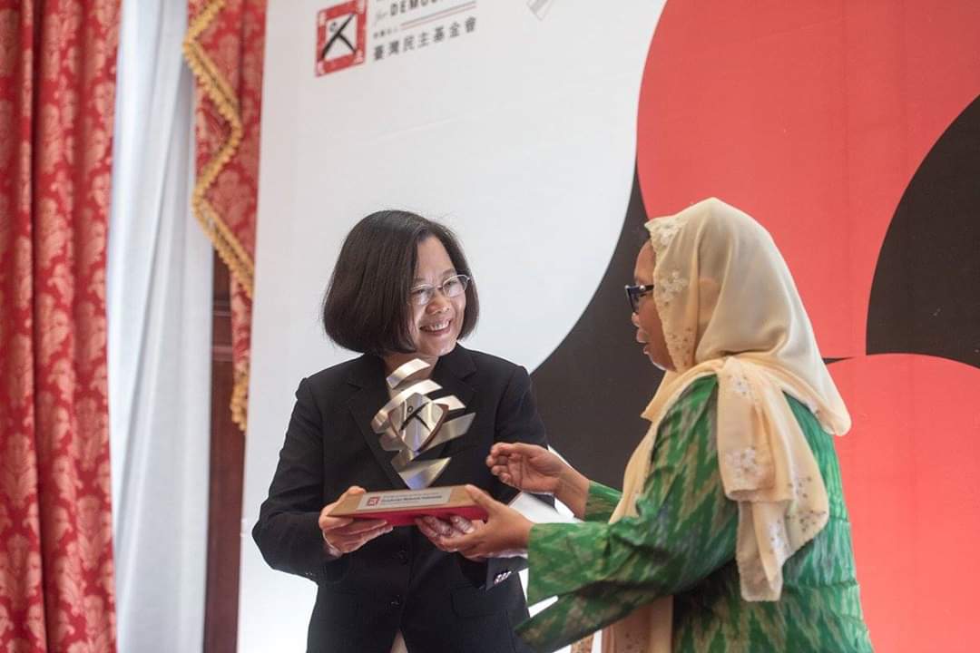 ANUGERAH: Jaringan Gusdurian, dipimpin Alissa Wahid, menerima Penghargaan Asia Democracy and Human Rights Award 2018. Diserahkan Presiden Republik China Taiwan, Ny Tsai Ing-wen. (Foto: gusdurian for ngopibareng.id)