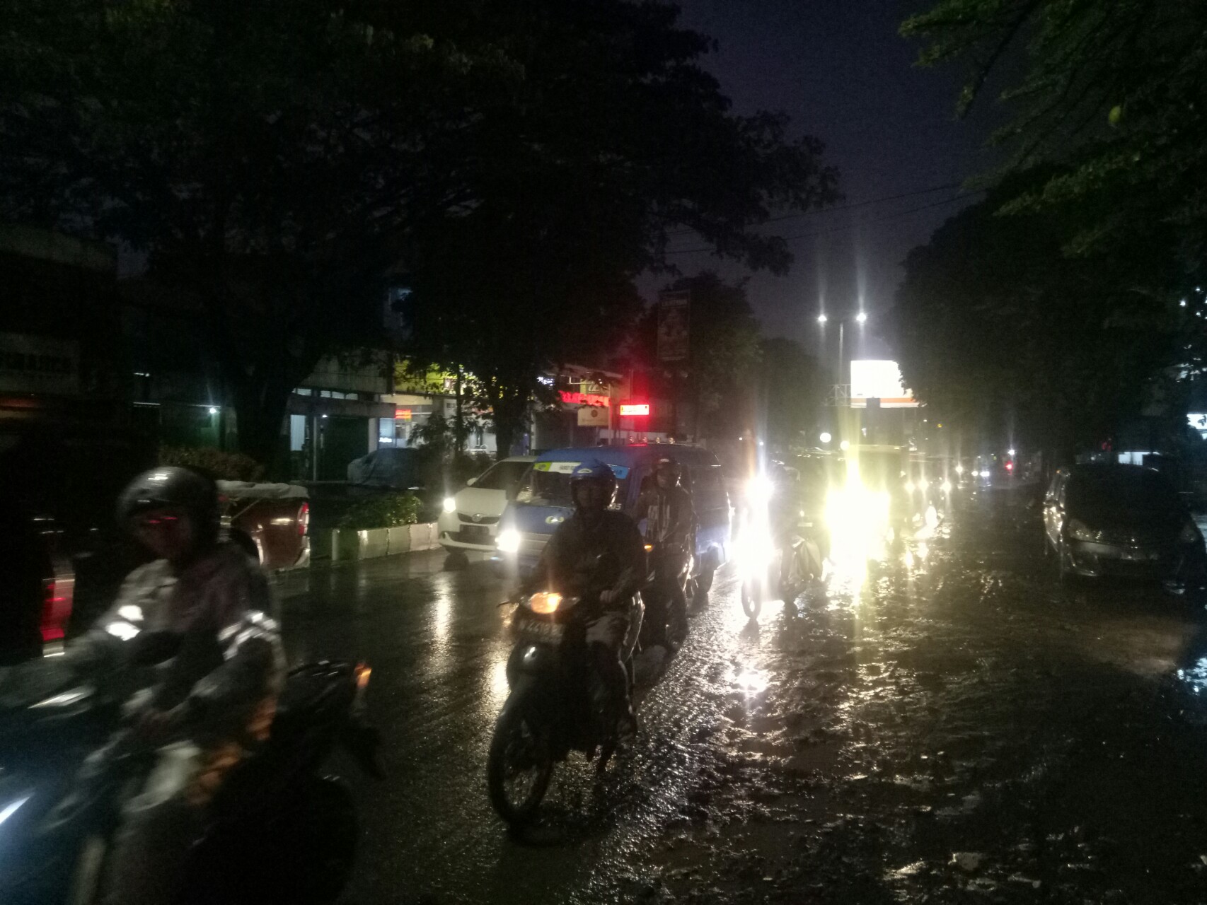 Jalan raya di Malang tergenang air.