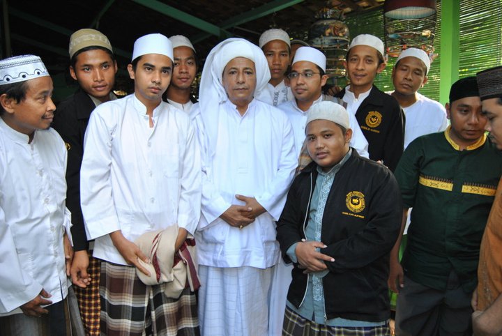 DI TENGAH UMAT: Maulana Habib Luthfi bin Yahya. (Foto: jatman for ngopibareng.id)