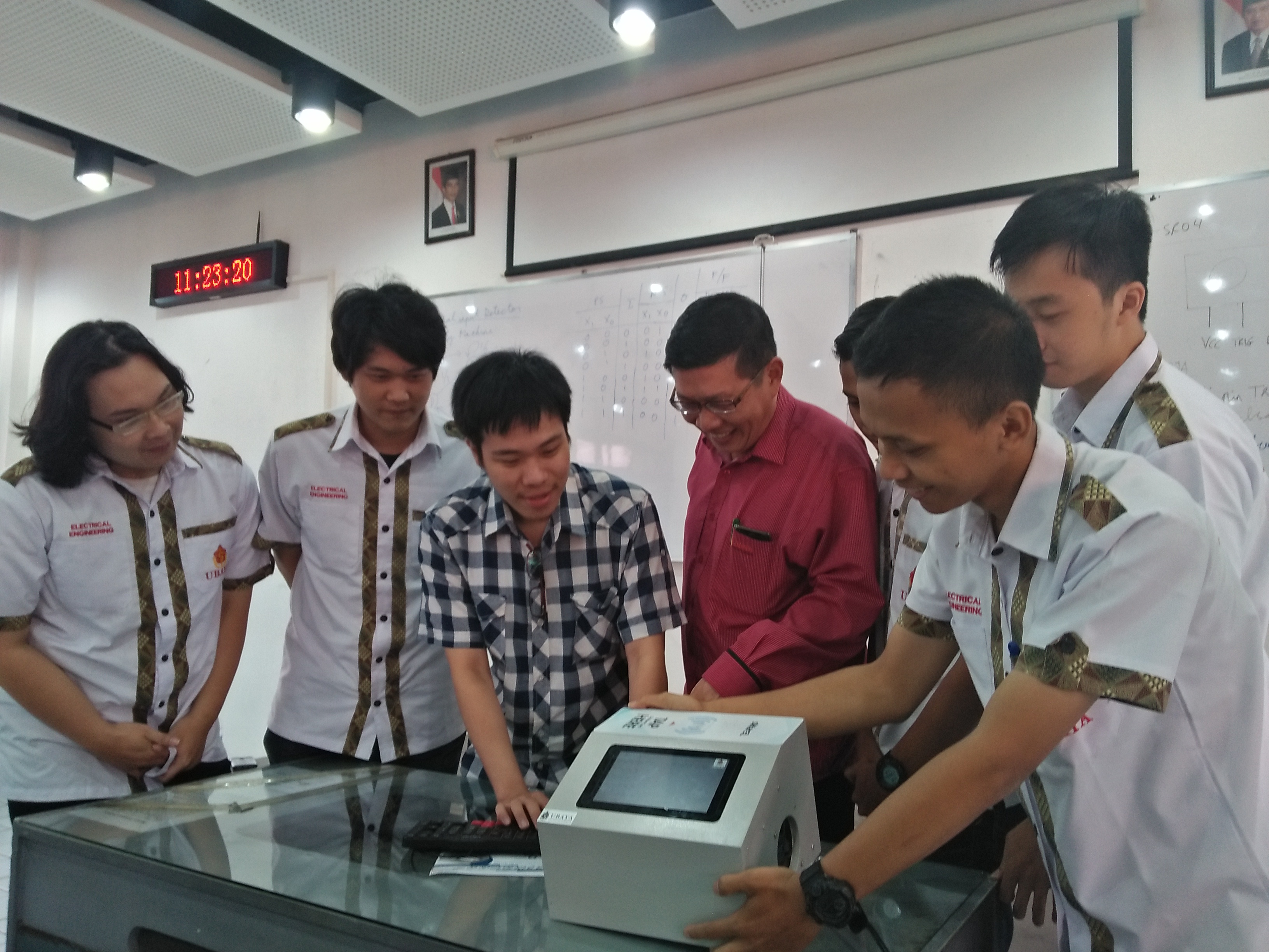 Tim Era Eru Teus bersama dosen pembimbing, Susilo Wibowo menunjukkan inovasi Sikarel. (Foto: Amanah/ngopibareng.id)
