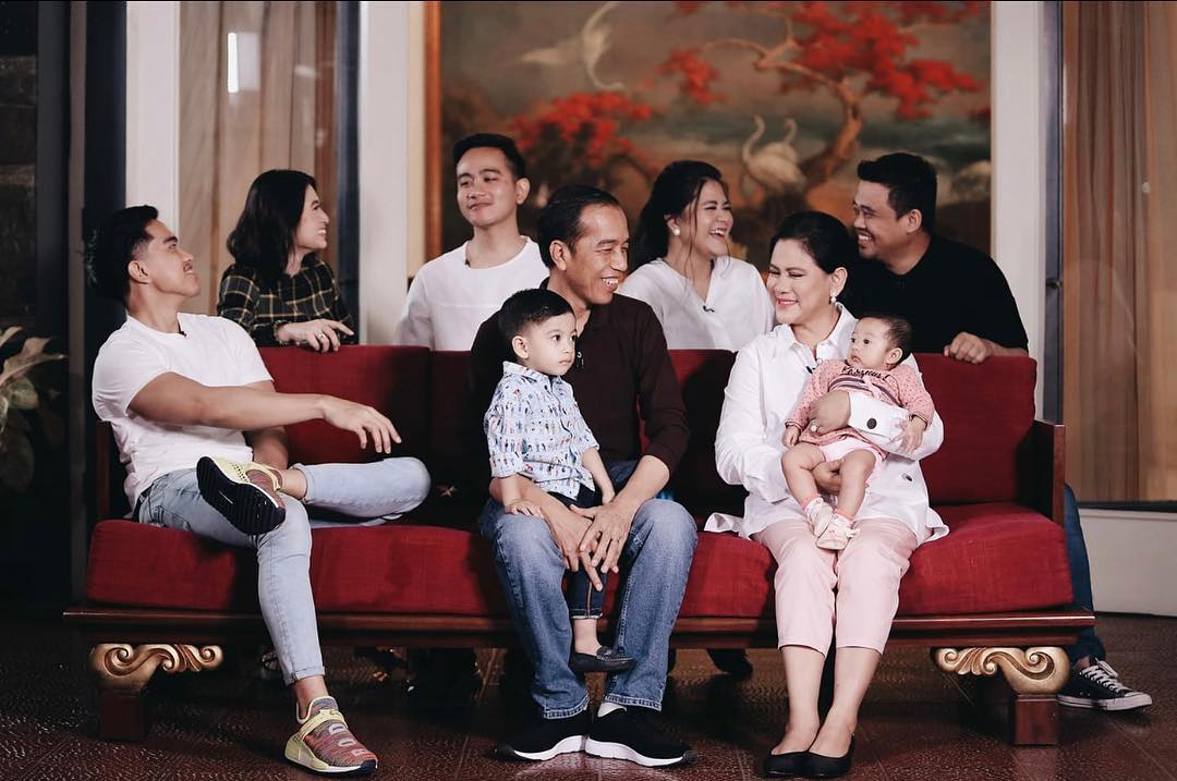 Potret keluarga Presiden Jokowi. (ki-ka) Kaesang Pangarep, Presiden Jokowi memangku cucu Jan Ethes, Iriana Jokowi memangku cucu Sedah Mirah, Bobby Nasution (belakang), Kahiyang Ayu, Gibran Rakabuming Raka, dan Selvi Ananda. Foto: IG/m.bahrunnajach.