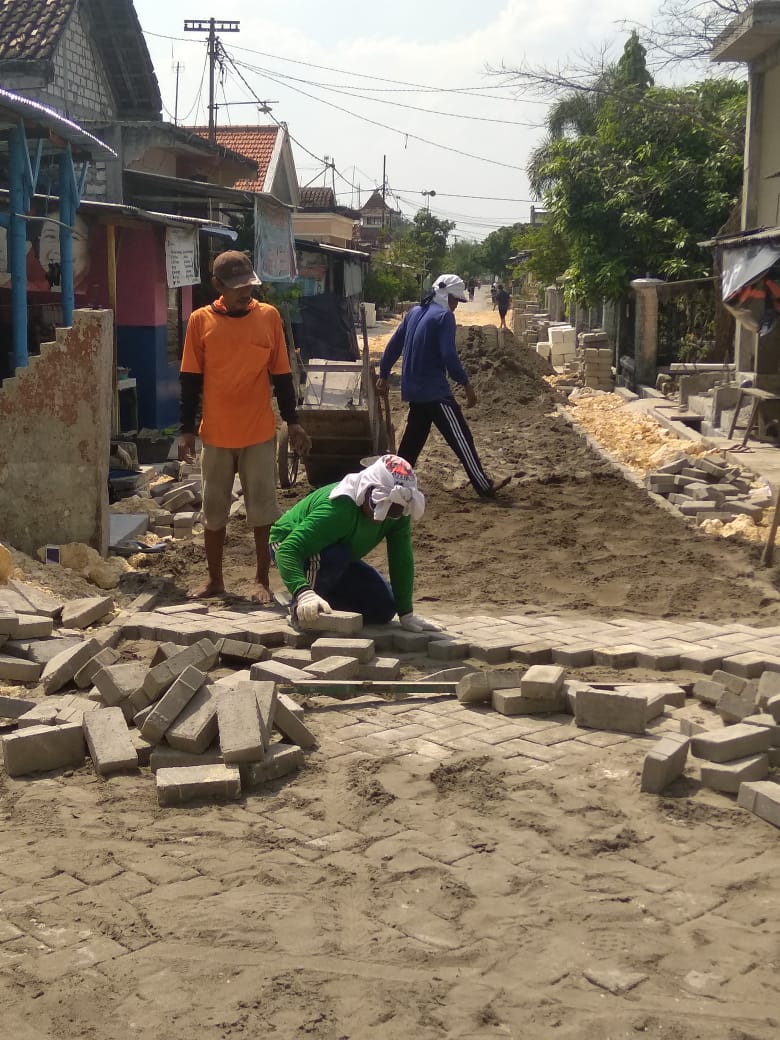 Pembangunan jalan paving di Desa Moropelang, Kecamatan Babat didanai Dana Desa (Foto:Totok/ngopibareng.id)