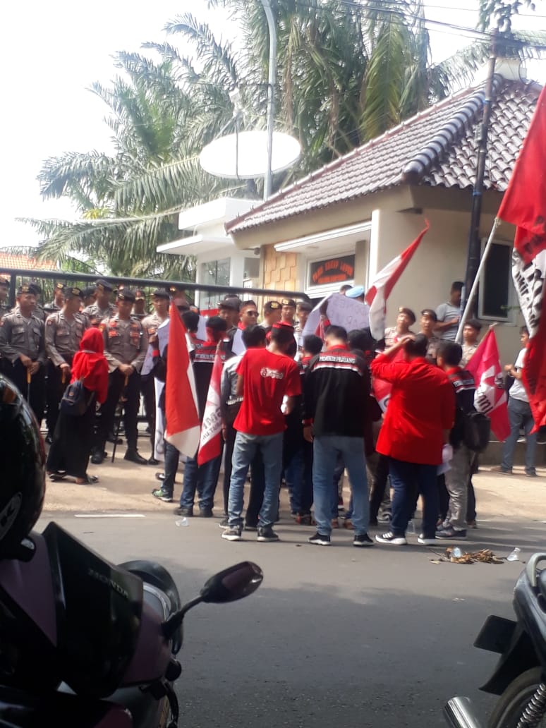 Mahasiswa menggelar aksi damai di kantor DPRD Lamongan menuntut kasus HAM dituntaskan (Foto: Totok/ngopibareng.id)