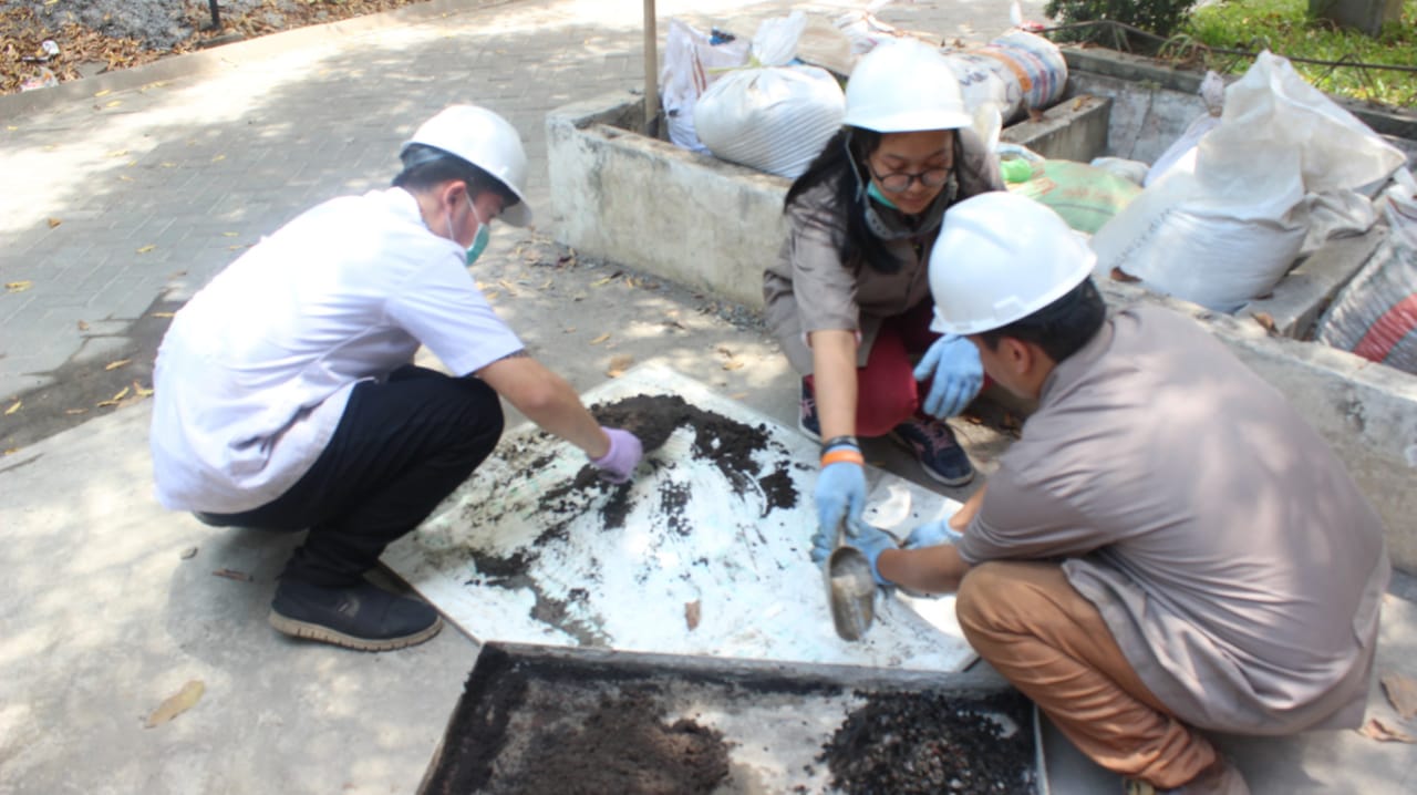 Tim WcFlurry ketika mengolah limbah kelapa sawit menjadi beton SCC. (Foto: Amanah/ngopibareng.id)