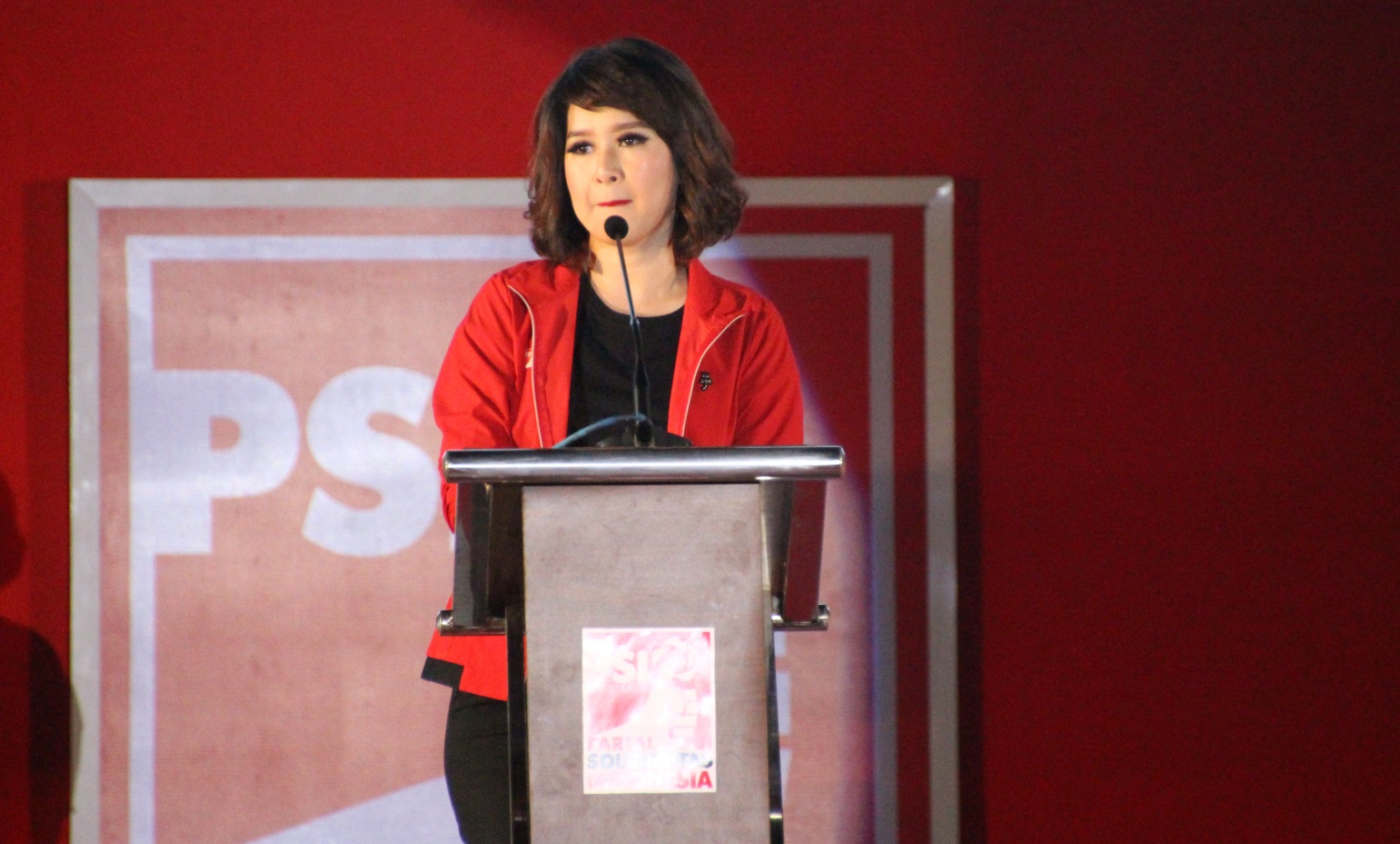 Grace Natalie menyampaikan pidato politiknya di Jatim Expo International, Surabaya, Selasa 11 Desember 2018 malam. (Foto: farid/ngopibareng.id)