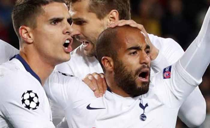 Lucas Moura (tengah) merayakan gol tunggalnya ke Barcelona, mengantar Tottenham Hostpur ke babak 16 besar Liga Champions. (Foto: AFP)