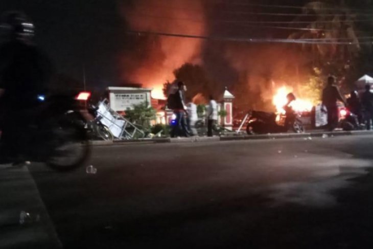 Api berkobar melalap bangunan Polsek Ciracas Jakarta Timur usai dirusak sekelompok orang tidak dikenal pada Selasa, 11 Desember 2018 tengah malam. (Foto: Antara)