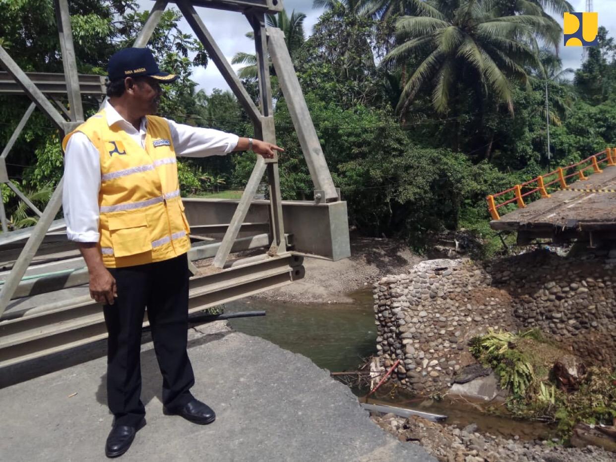 Dirjen Bina Marga Kementerian PUPR Sugiyartanto saat meninjau proses perakitan jembatan sementara bersama Gubernur Sumbar Irwan Prayitno, Rabu, 12 Desember 2018. (Foto: Birkom Kementerian PUPR)