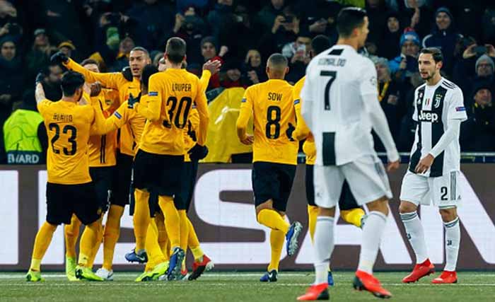 Para pemain Young Boys merayakan gol ke gawang Juventus, disaksikan bintang Juve Ronaldo, Kamis dini hari. (Foto:AFP)