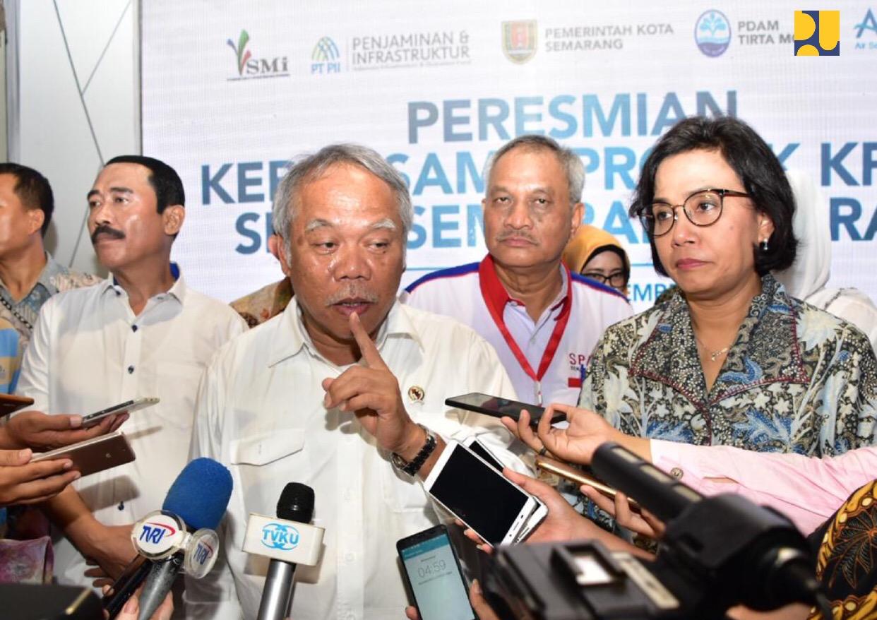 Menteri PUPR, Basuki Hadimoeljono memberikan keterangan pers usai meresmikan proyek pembangunan Sistem Penyediaan Air Minum (SPAM), di Semarang. (Foto: Birkom Kementerian PUPR)