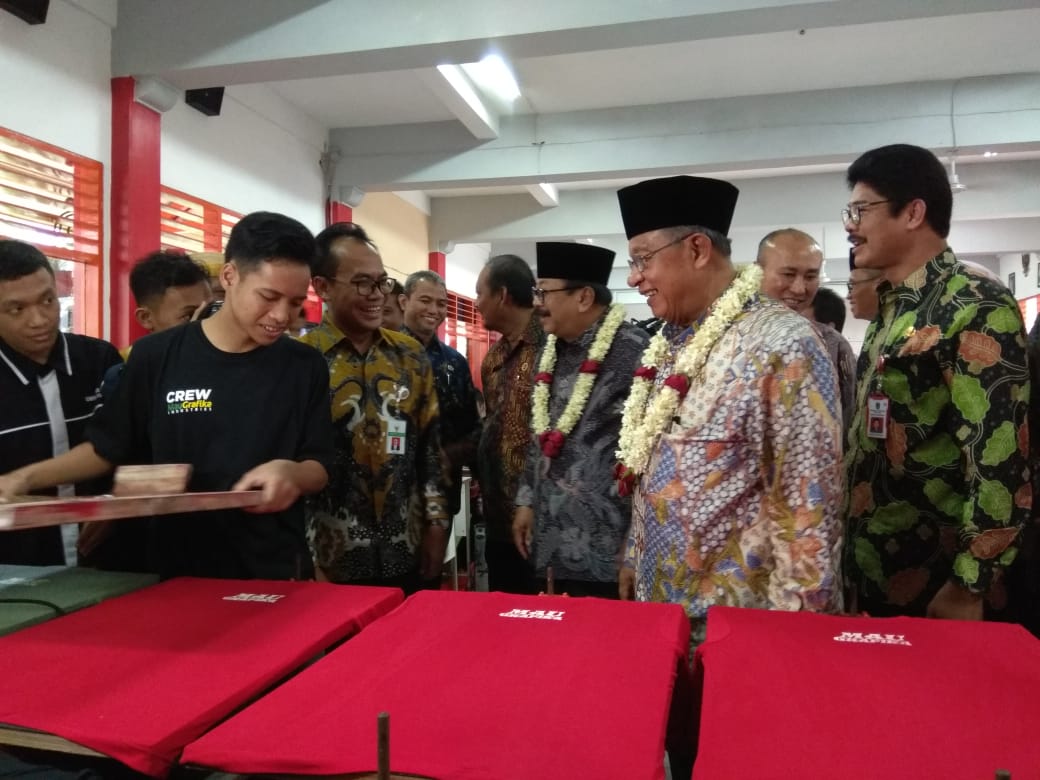 Menteri Koordinator Bidang Perekonomian, Darmin Nasution saat berkunjung ke SMKN 4 Malang, Jawa Timur, Kamis 13 Desember 2018.  (Foto: Umar/ngopibareng.id)