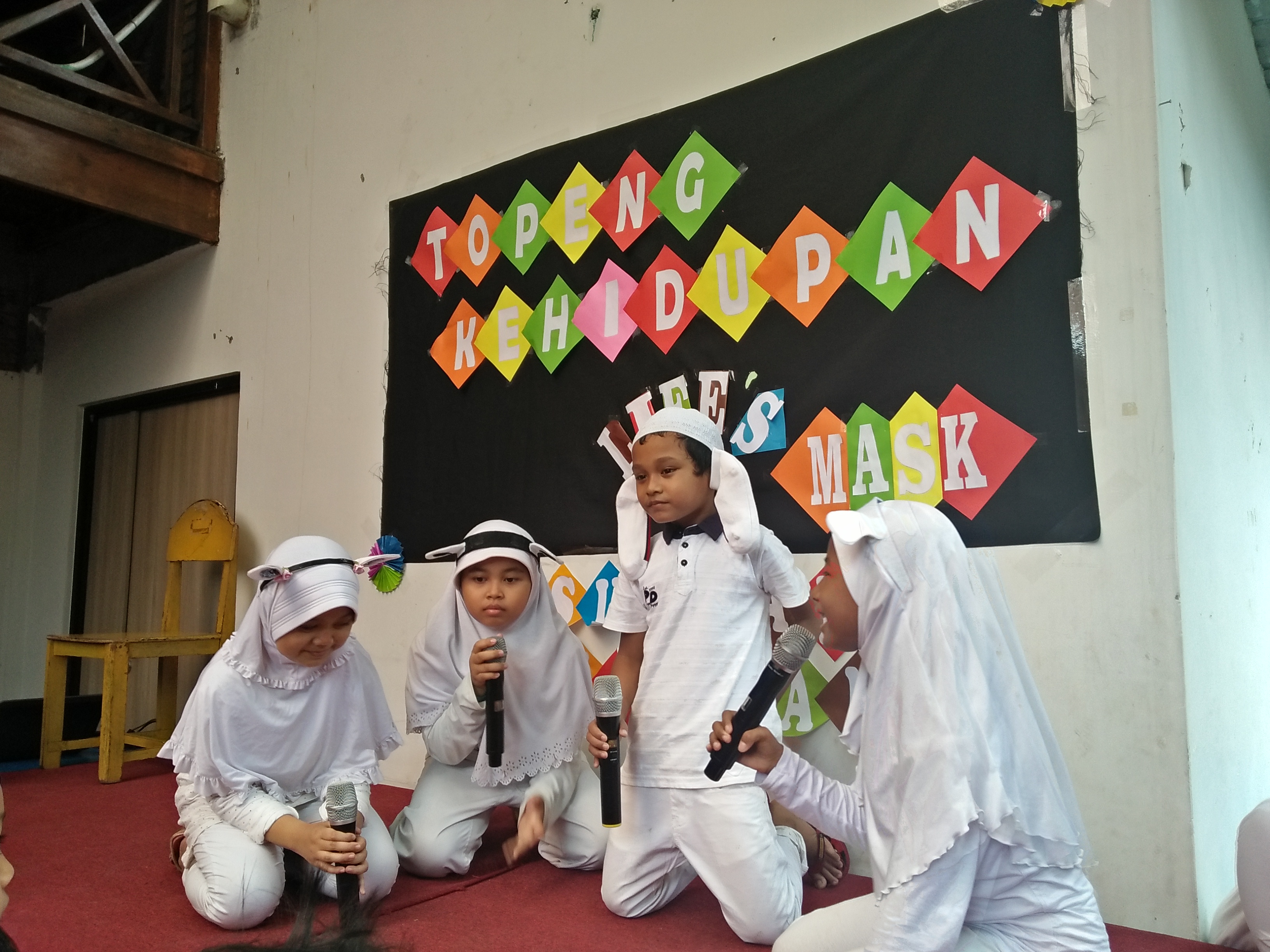 Para siswa SAIM mementaskan drama Topeng Kehidupan, Kamis, 13 Desember 2018. (Foto: Amanah/ngopibareng.id)