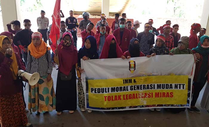 Ikatan Mahasiswa Muhammadiyah Kupang menggelar aksi di gedung DPRD Provinsi NTT. (Foto:Gatra.com)