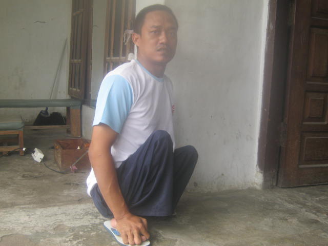 Hariyanto berjalan dengan merangkak (foto :Totok/ngopi bareng.id)
