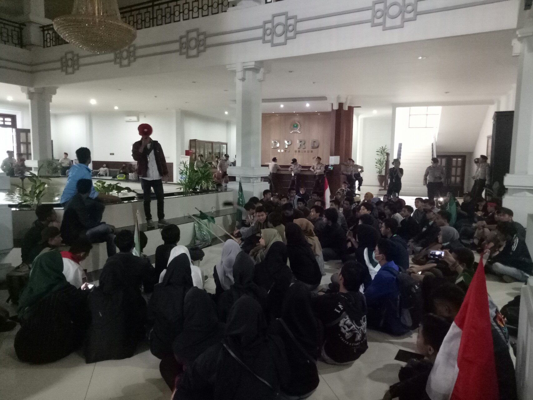 Ratusan anggota Himpunan Mahasiswa Islam (HMI) Kota Malang menggelar aksi demo di dalam Gedung DPRD Kota Malang