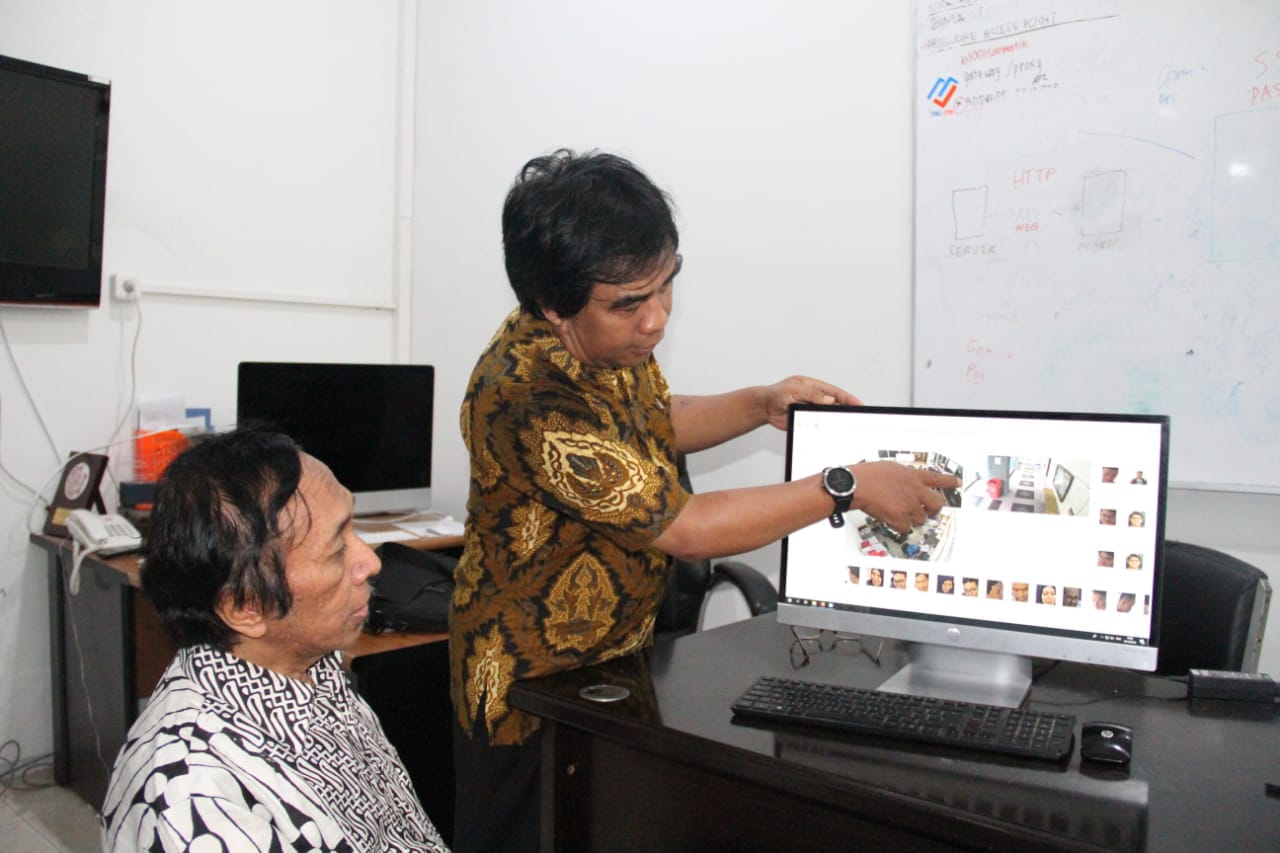 Prof Mauridhi Hery Purnomo dan Dr Supeno Mardi Susiki Nugroho menunjukkan sistem SIFARS. (Foto: Amanah/ngopibareng.id)