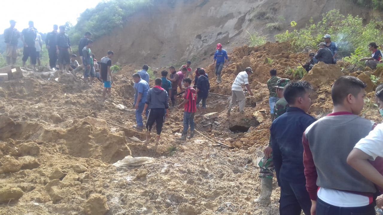Warga membantu proses evakuasi di Toba Samosir. Foto: BNPB